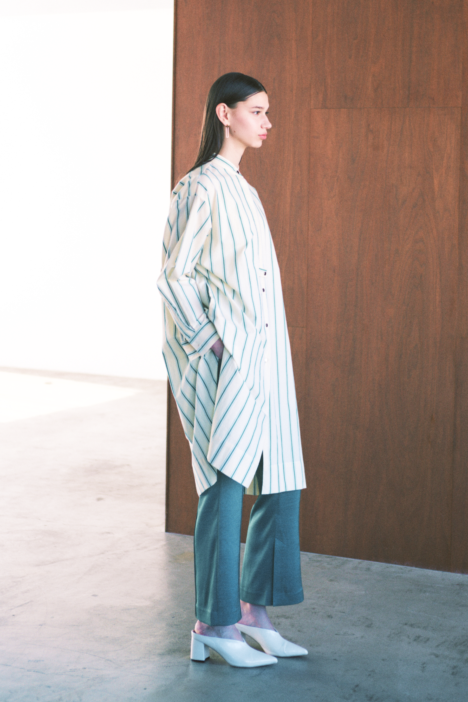【Unisex】スタンドカラーガウンワンピース:ストライプ