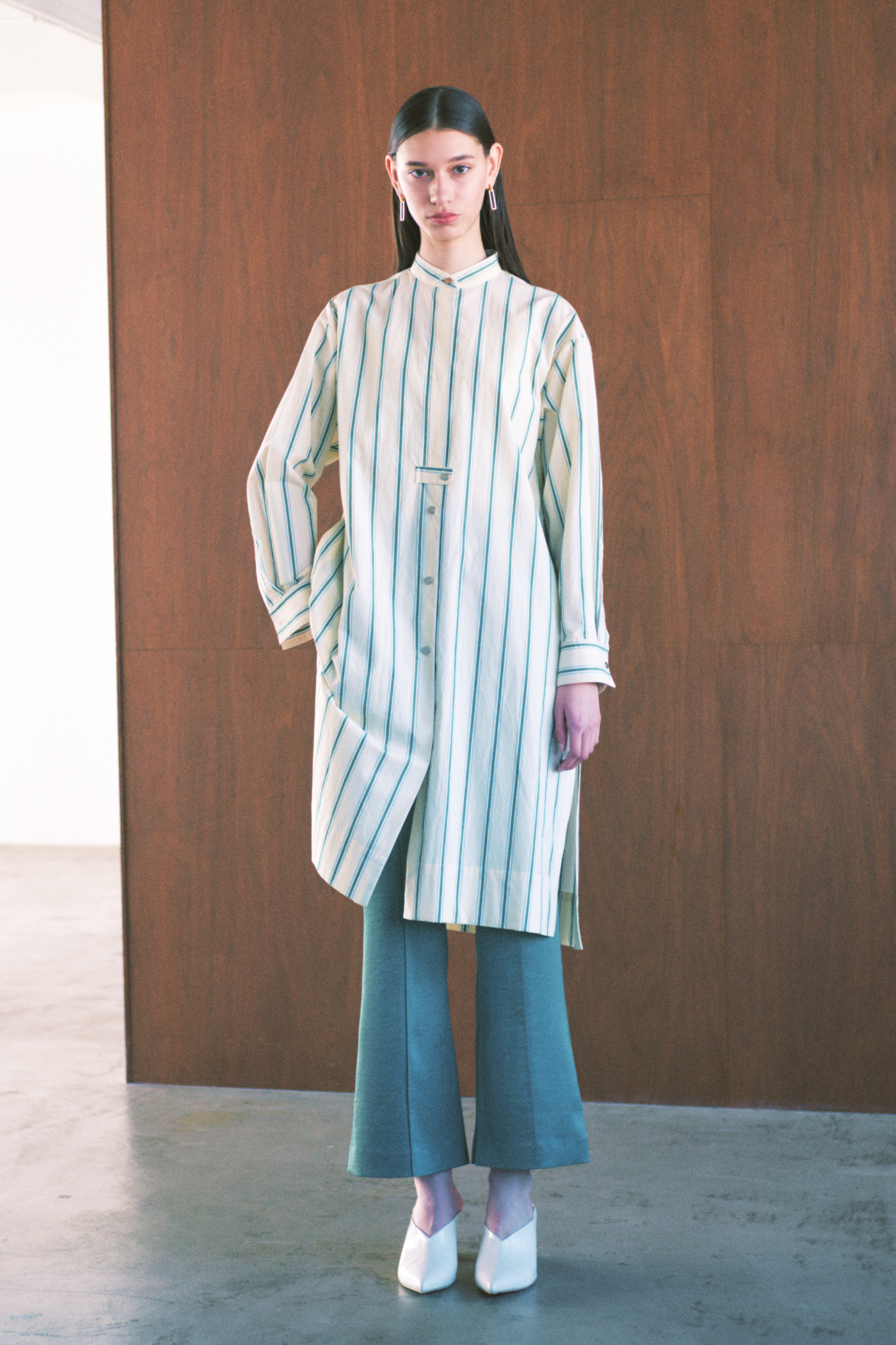 Unisex】スタンドカラーガウンワンピース:ストライプ Unisex】スタンドカラーガウンワンピース:ストライプ