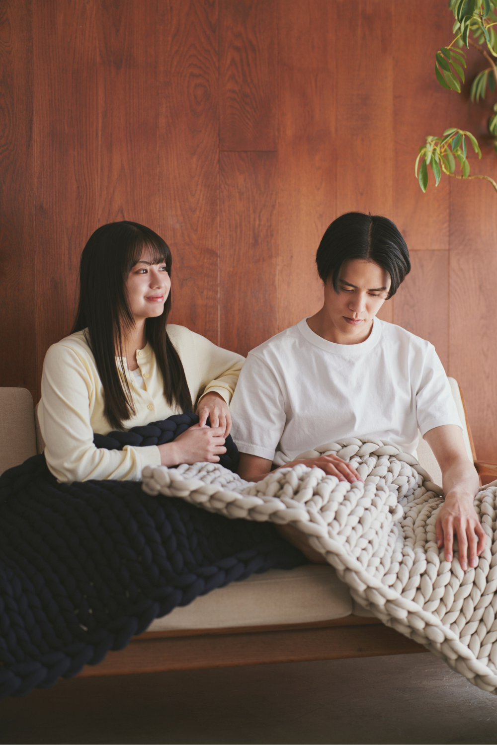 リカバリー加重ブランケット MUSUBI -en- でくつろぐ様子