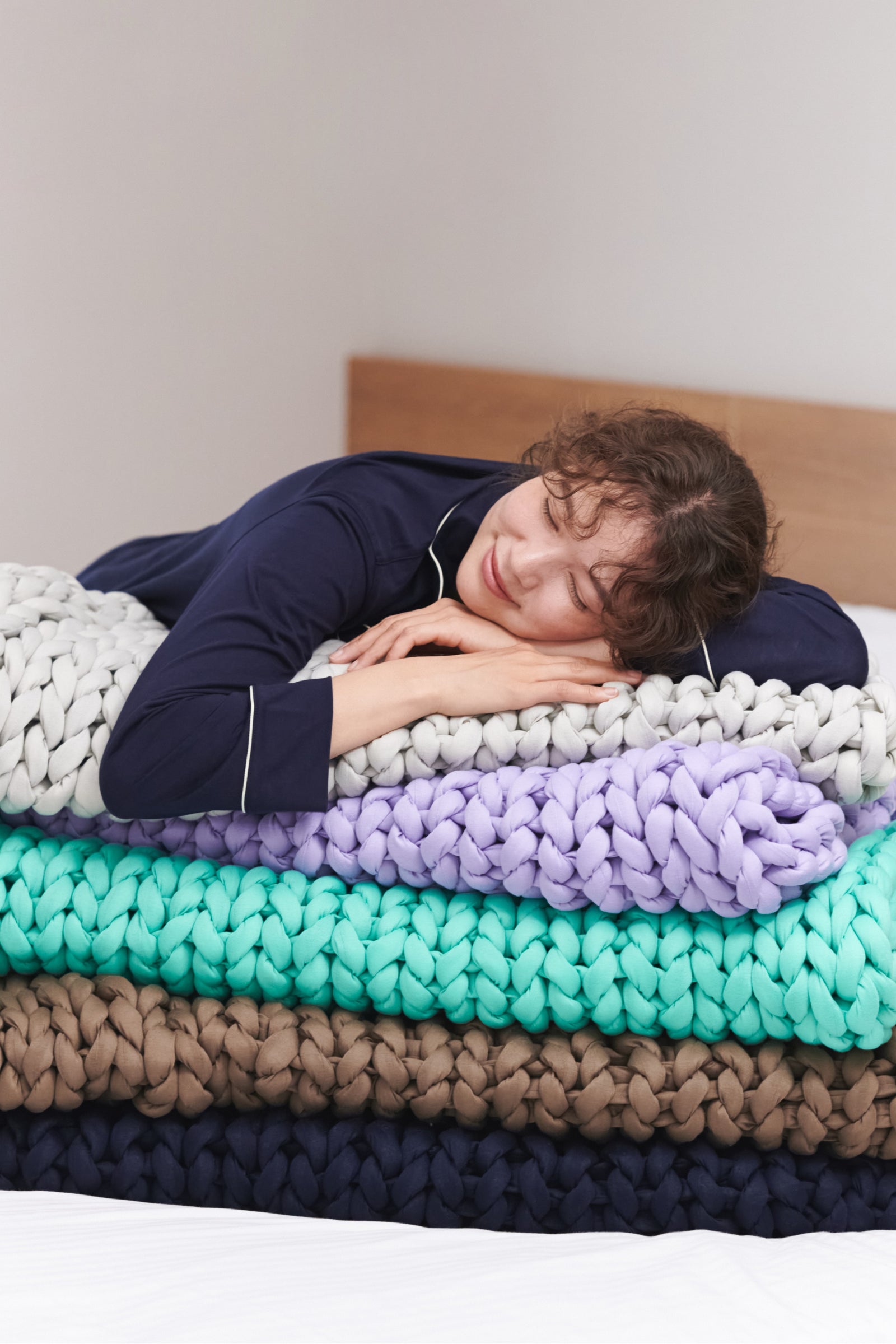 MUSUBIをかけてくつろぐシーン|2026年母の日ギフト