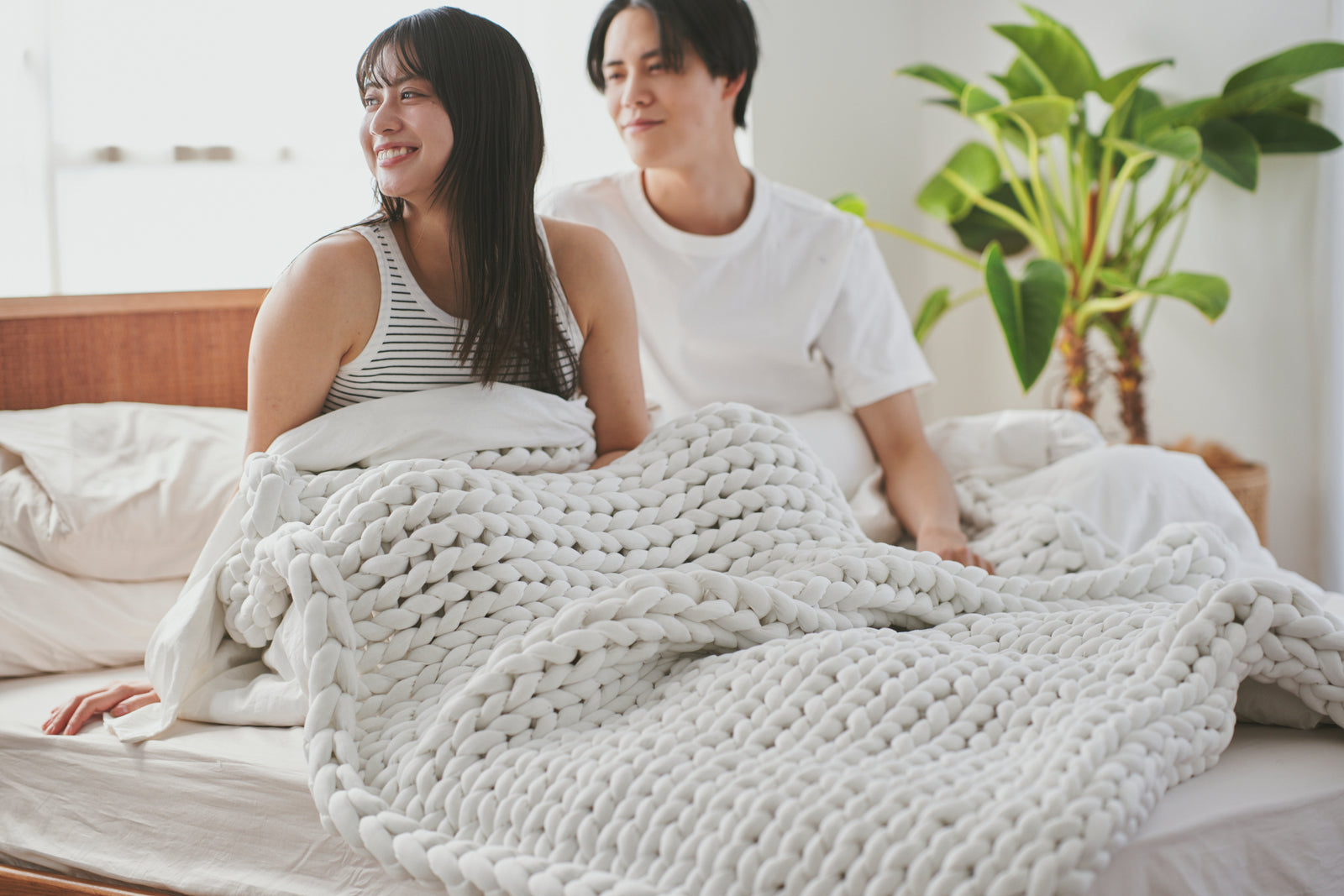 MUSUBIブランケットに包まれる女性