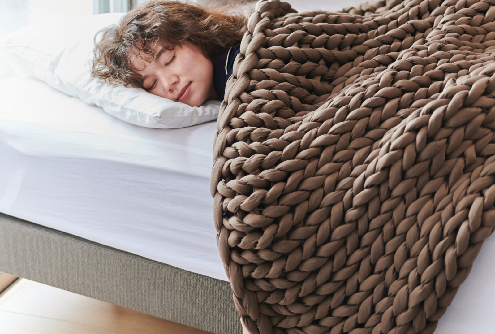 MUSUBIブランケットに包まれる女性